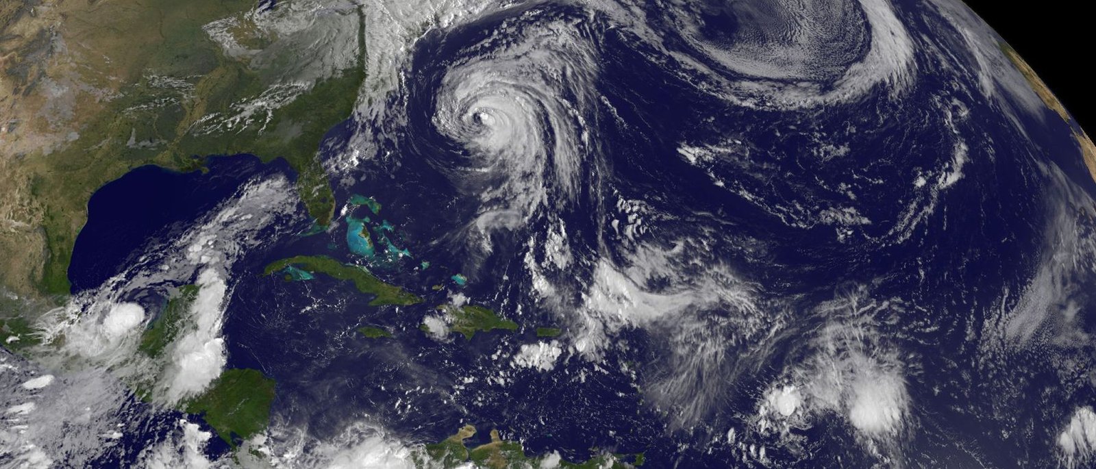 Vista satelital del Atlántico y el Caribe con sistemas nubosos