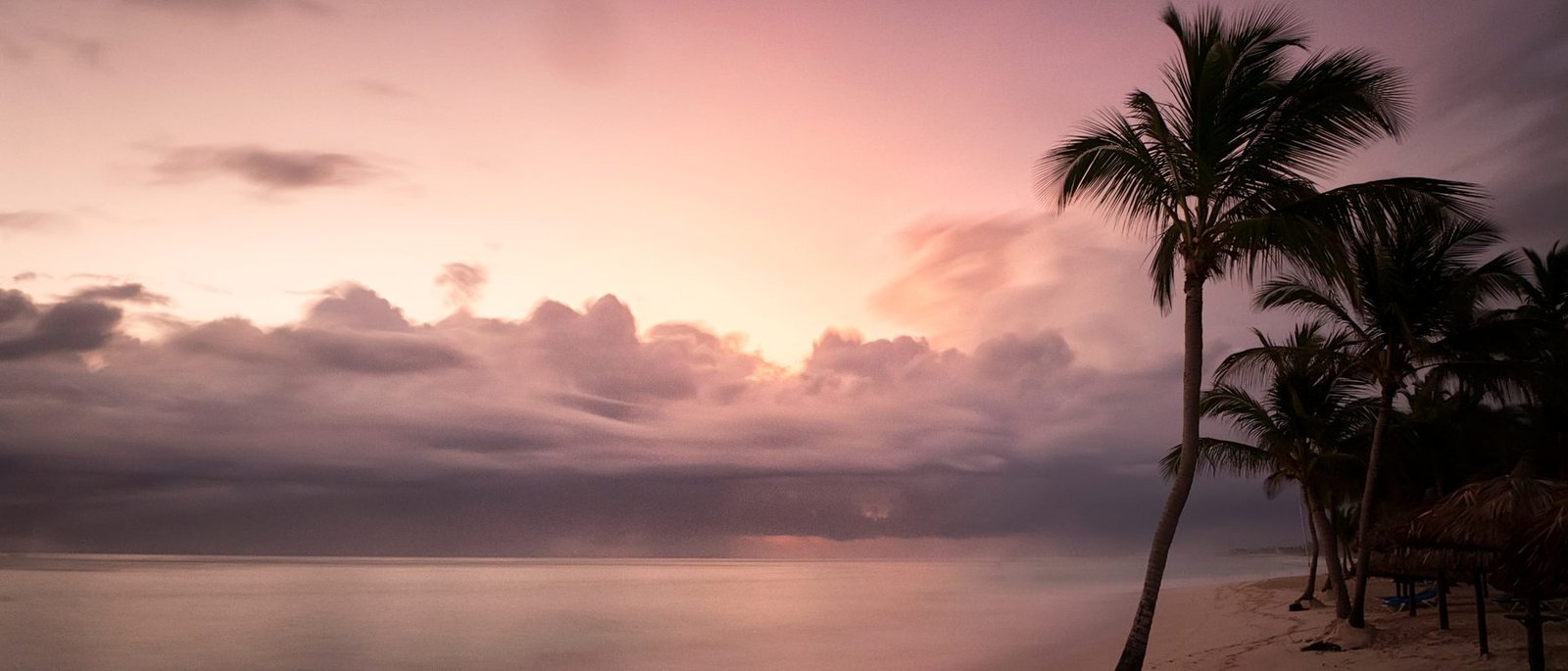 Playa de palmeras al atardecer en la costa este de República Dominicana