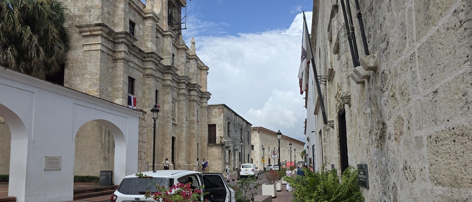 Calle colonial de Santo Domingo con edificios de piedra