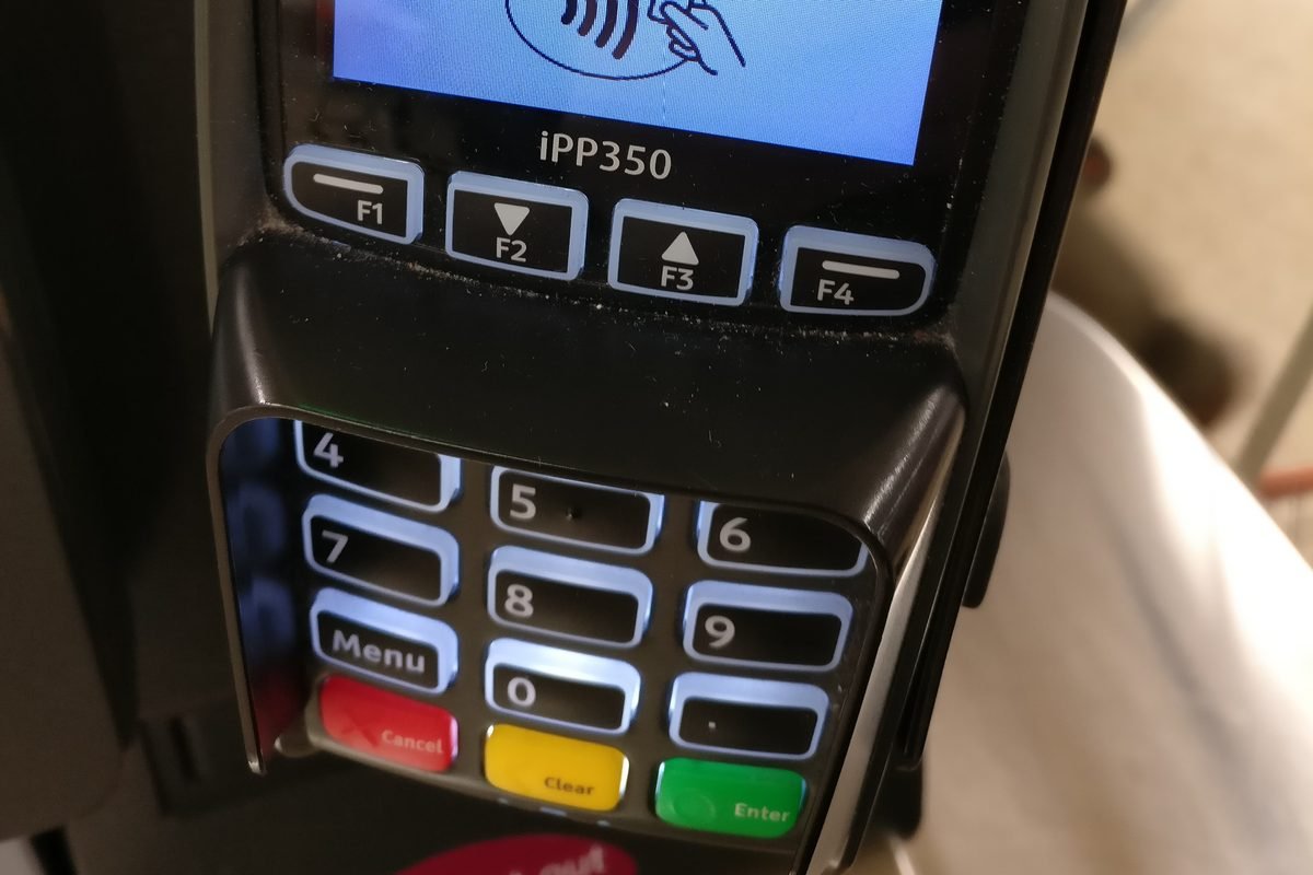Terminal de pago con tarjeta mostrando el icono de pago sin contacto